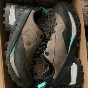 Five ten camp four hiking shoes with ortholite insoles